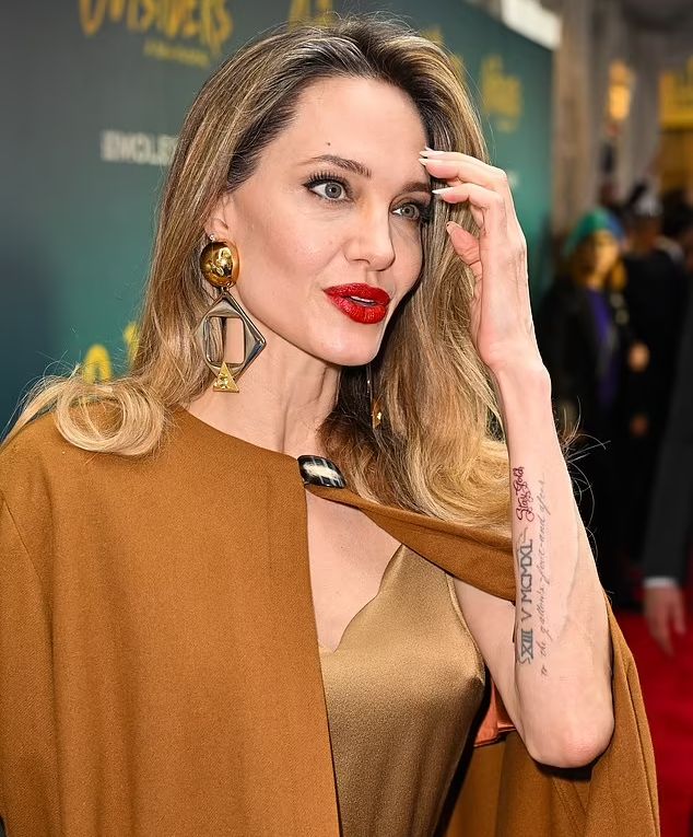 Анджелина Джоли сделала новую татуировку